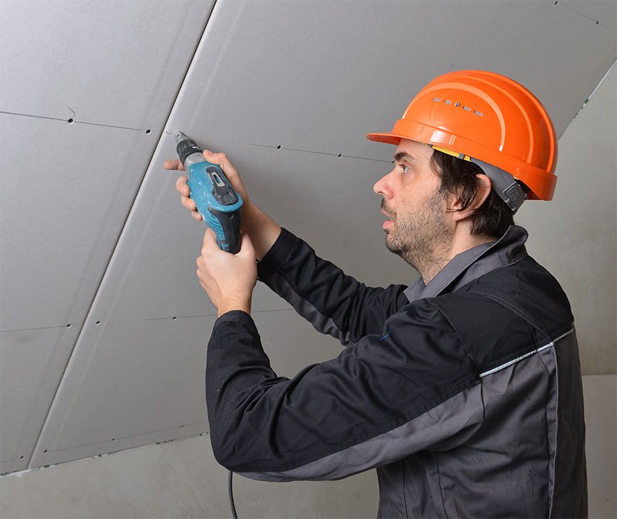 Montage einer Trockenbauwand mit Gipsplatten